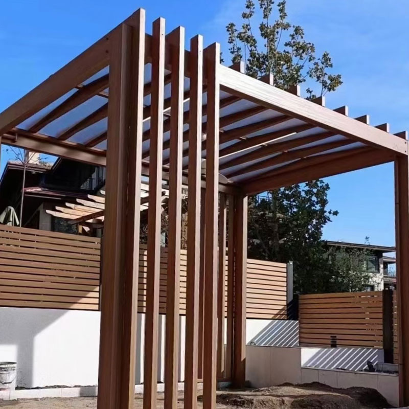 Pergola i metallimitert tre
